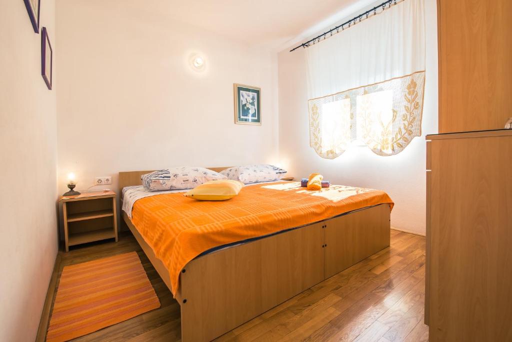 Postel nebo postele na pokoji v ubytování Apartments by the sea Nemira, Omis - 13055