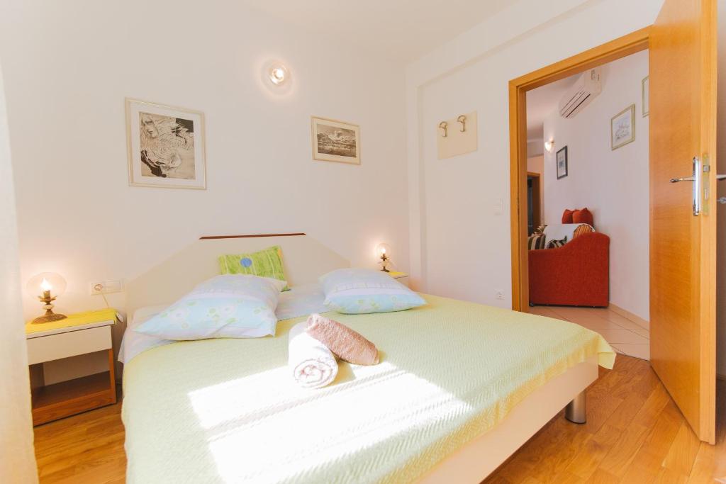 Postel nebo postele na pokoji v ubytování Apartments by the sea Nemira, Omis - 13055