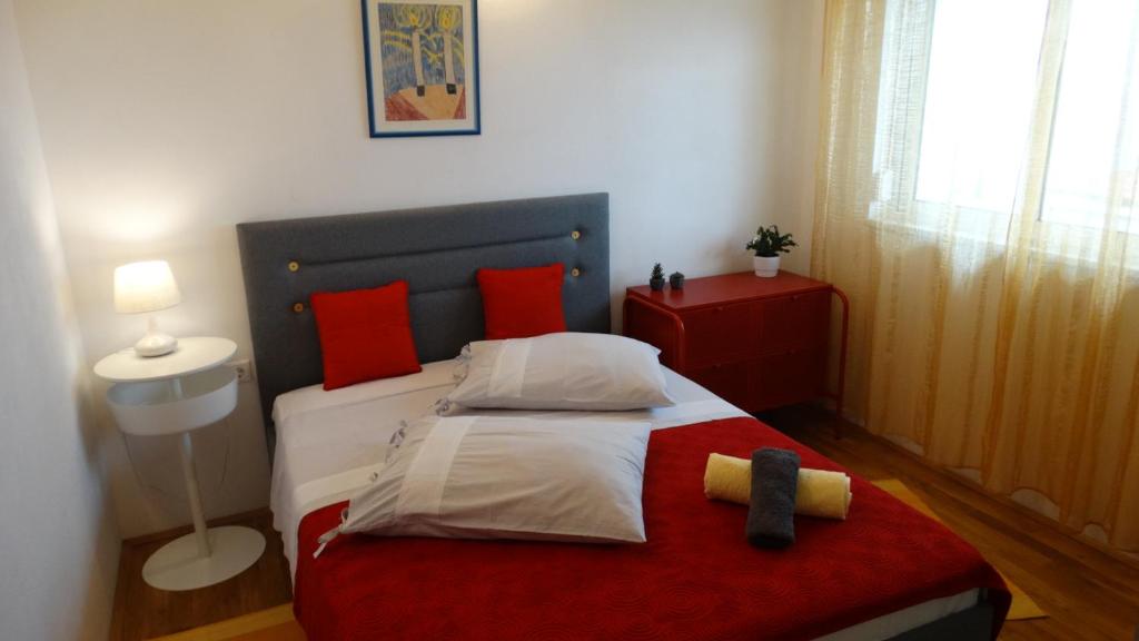 Postel nebo postele na pokoji v ubytování Apartments by the sea Nemira, Omis - 13055