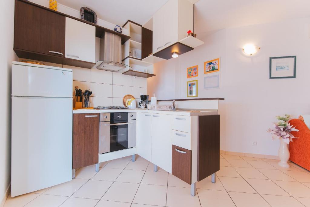 Kuchyň nebo kuchyňský kout v ubytování Apartments by the sea Nemira, Omis - 13055