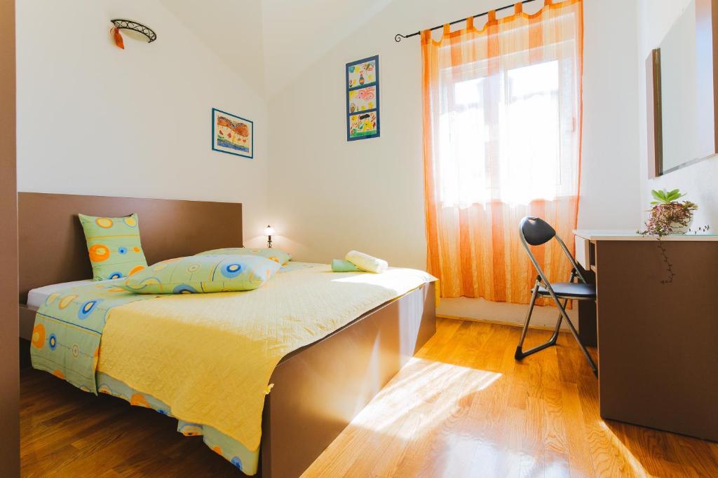 Postel nebo postele na pokoji v ubytování Apartments by the sea Nemira, Omis - 13055