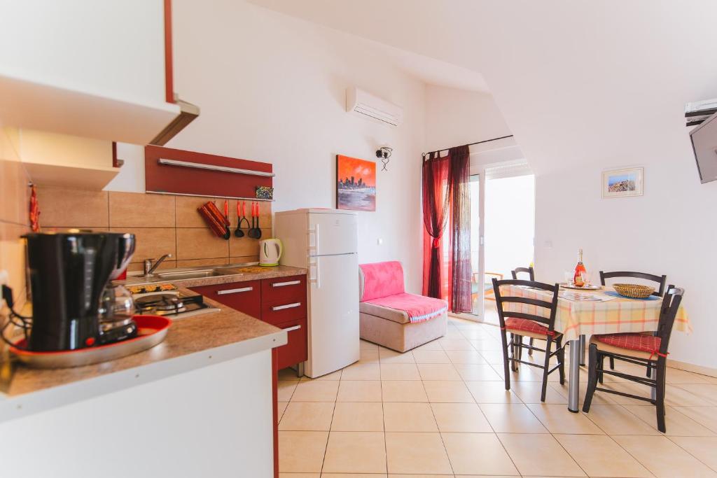 Kuchyň nebo kuchyňský kout v ubytování Apartments by the sea Nemira, Omis - 13055