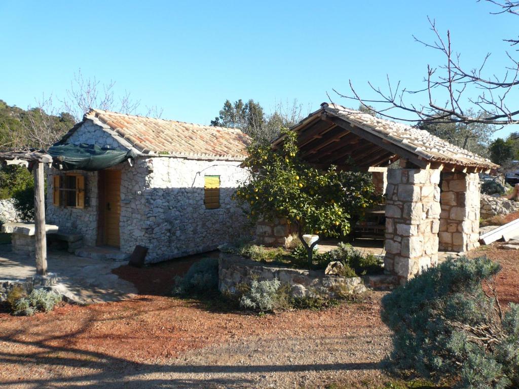 een klein stenen huis met een dak bij Secluded house with a parking space Trpanj, Peljesac - 13059 in Trpanj