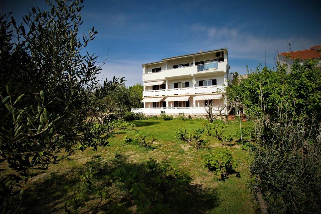 Zahrada ubytování Apartments and rooms with parking space Pag - 13060