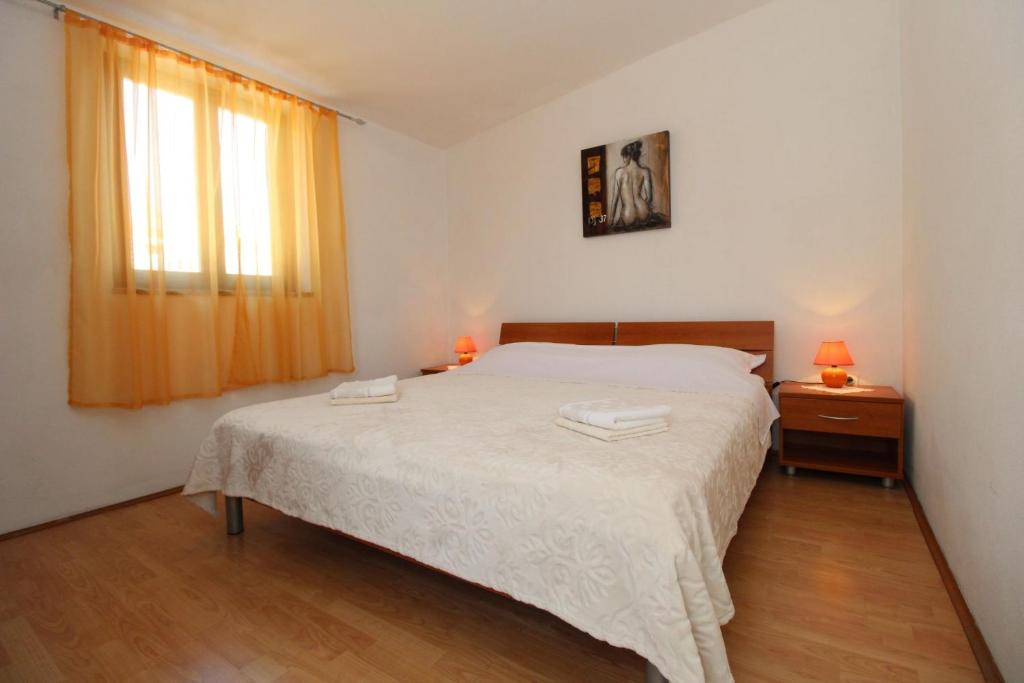 Postel nebo postele na pokoji v ubytování Apartments and rooms with parking space Pag - 13060