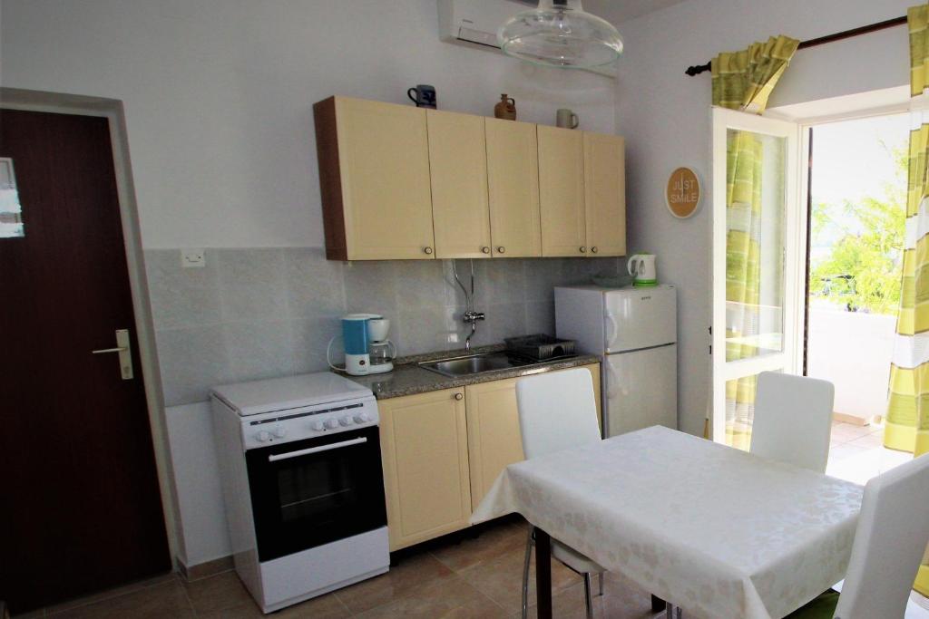 Kuchyň nebo kuchyňský kout v ubytování Apartments and rooms with parking space Pag - 13060