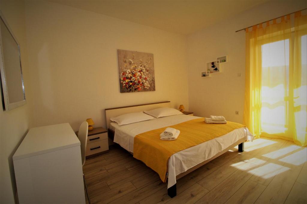 Postel nebo postele na pokoji v ubytování Apartments and rooms with parking space Pag - 13060