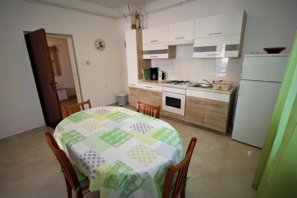 Kuchyň nebo kuchyňský kout v ubytování Apartments and rooms with parking space Pag - 13060