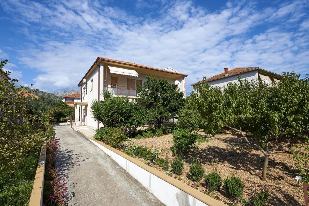 uma casa com um jardim em frente em Triple Room Trogir 13102b em Trogir