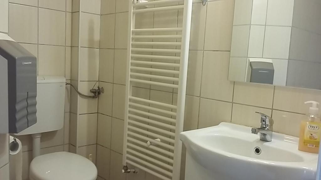 Fotografia z galérie ubytovania Family friendly apartments with a swimming pool Veli Mlun, Central Istria - Sredisnja Istra - 13099 v destinácii Buzet