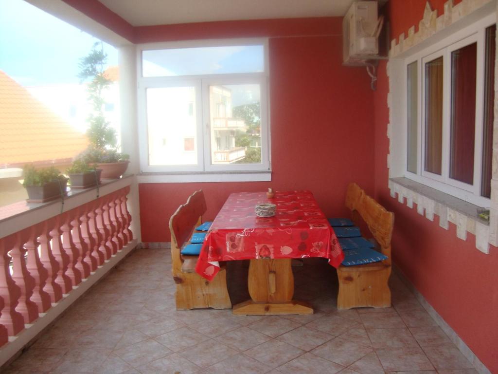 Fotografie z fotogalerie ubytování Apartments with a parking space Tribunj, Vodice - 13137 v destinaci Tribunj