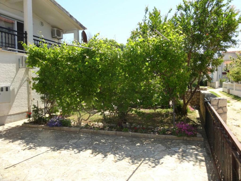 Zdjęcie z galerii obiektu Apartments with a parking space Sabunike, Zadar - 13150 w Nin