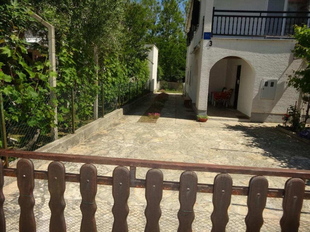 Zdjęcie z galerii obiektu Apartments with a parking space Sabunike, Zadar - 13150 w Nin