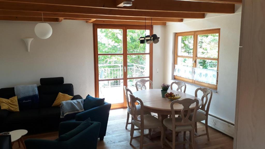 a living room with a table and chairs and a couch at Lamm - Wohnung 2 in Spiegelberg