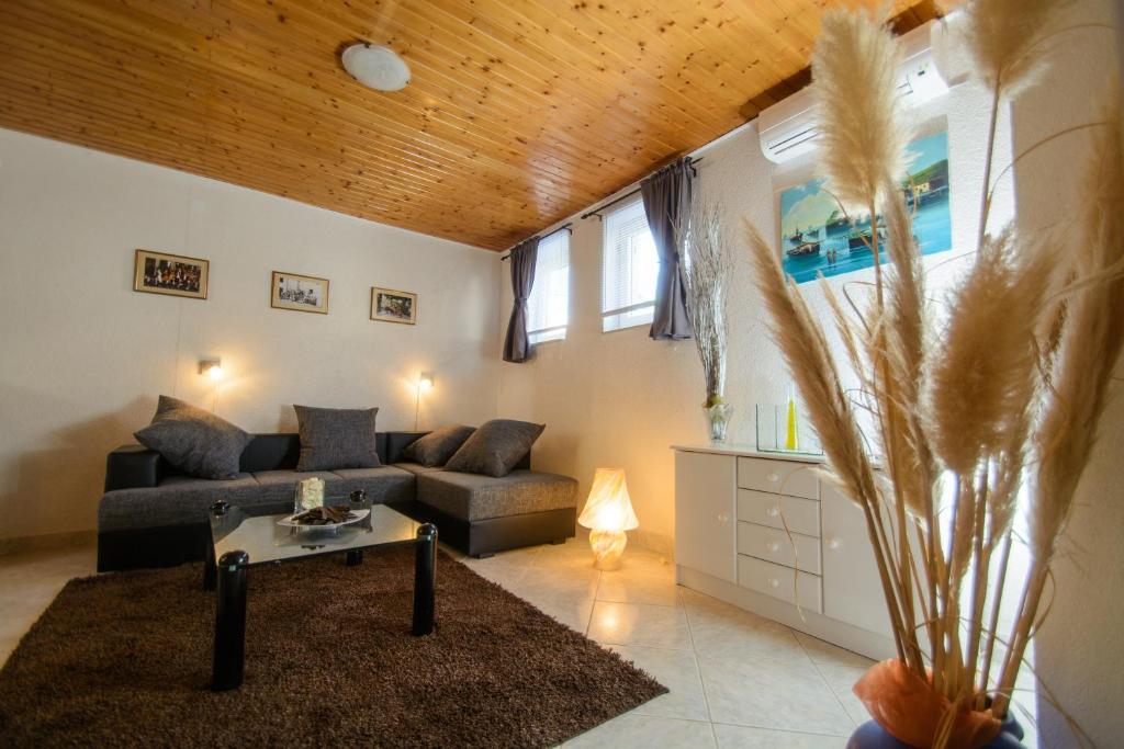 Fotografia z galérie ubytovania Apartments by the sea Trogir - 13167 v Trogiri