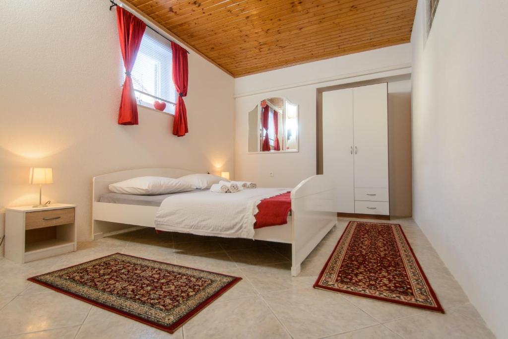 Fotografia z galérie ubytovania Apartments by the sea Trogir - 13167 v Trogiri