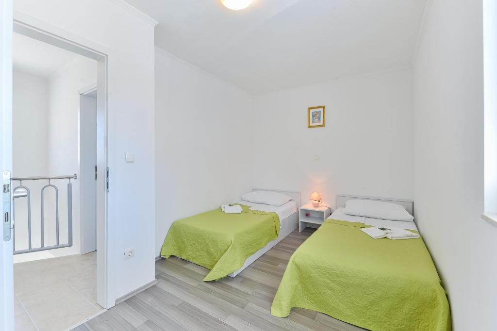 Posteľ alebo postele v izbe v ubytovaní Apartments by the sea Nin, Zadar - 13172