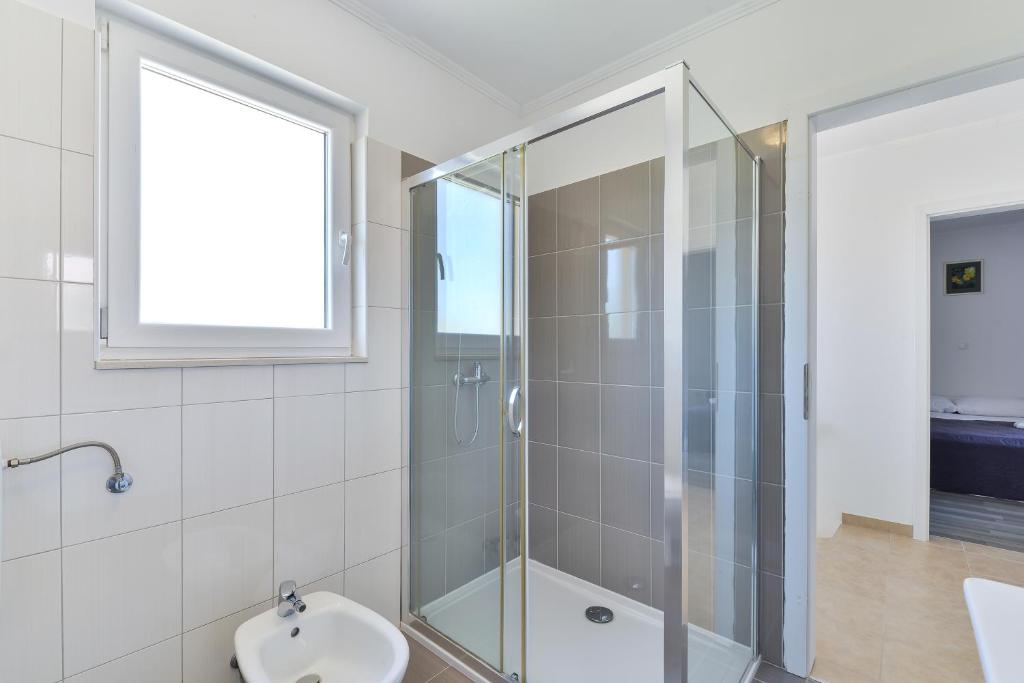 Kúpeľňa v ubytovaní Apartments by the sea Nin, Zadar - 13172