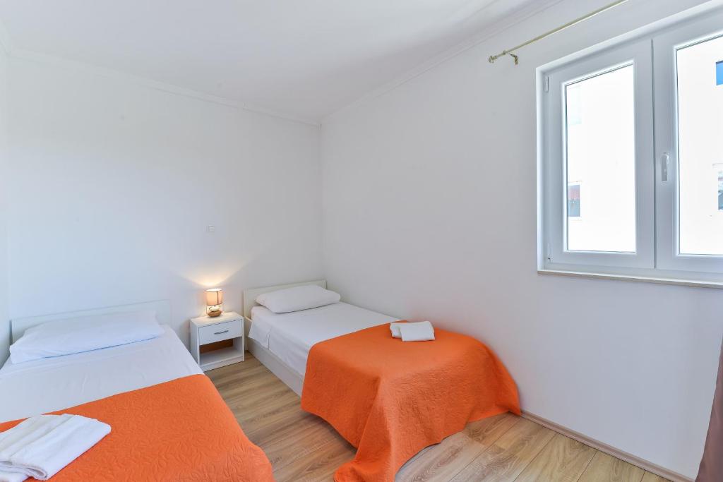 Posteľ alebo postele v izbe v ubytovaní Apartments by the sea Nin, Zadar - 13172