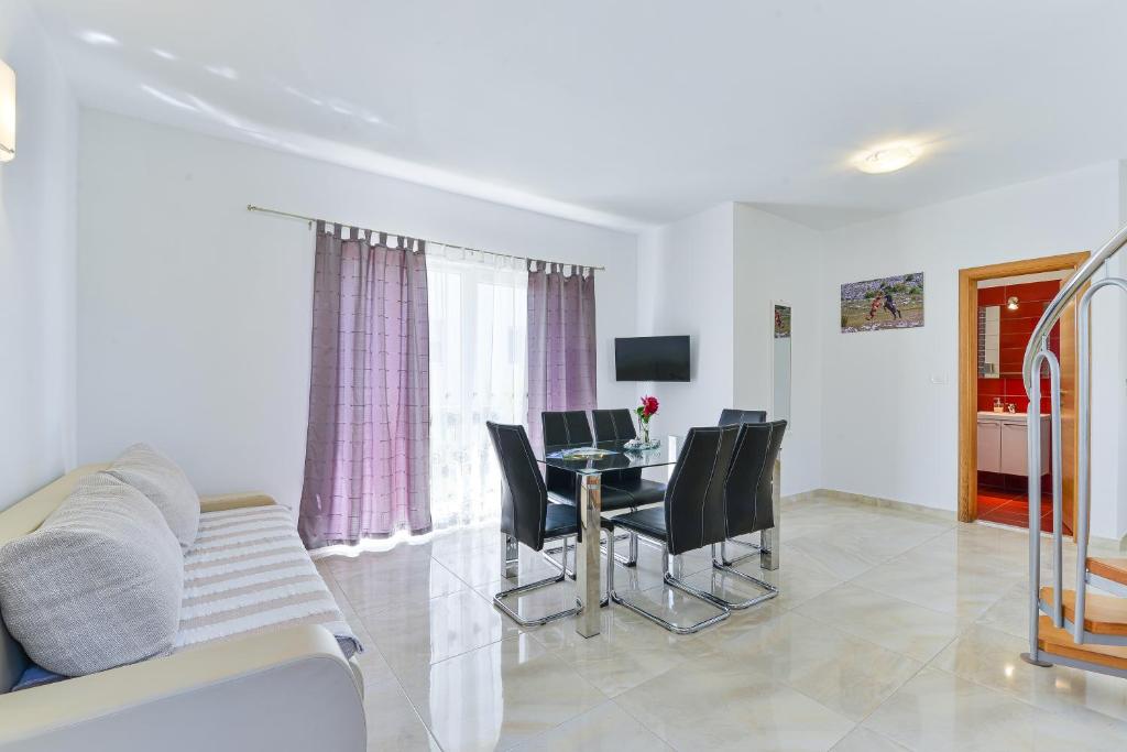 Televízia a/alebo spoločenská miestnosť v ubytovaní Apartments by the sea Nin, Zadar - 13172