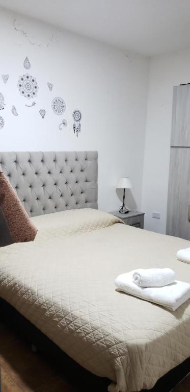 サルタにあるDUO HOMEのベッドルーム1室(白いベッドカバー付)