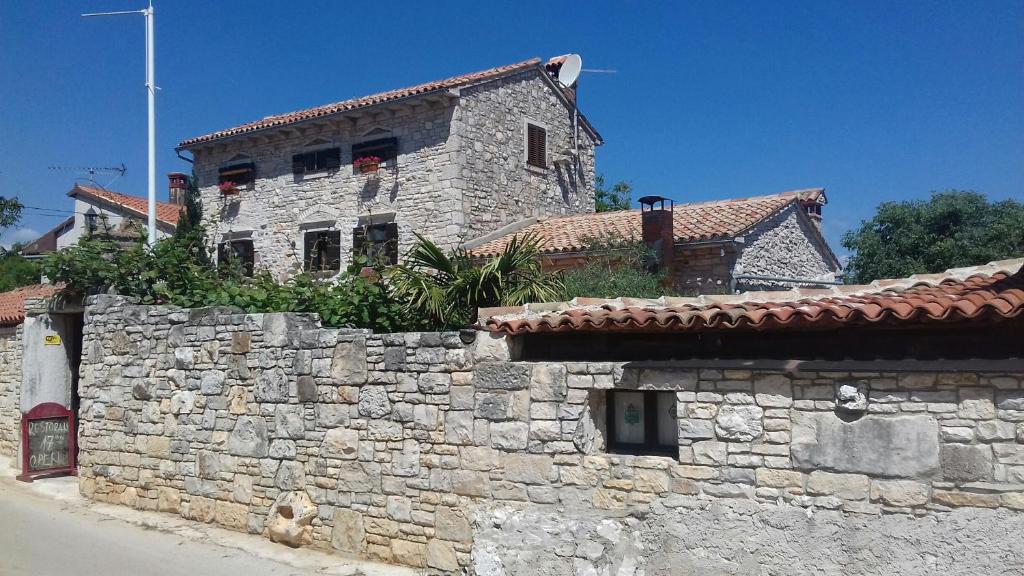 a stone building on top of a stone wall at Rooms with a parking space Bratulici, Marcana - 13188 in Hreljići