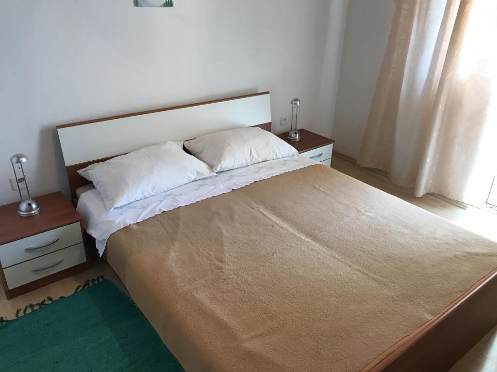 1 dormitorio con 1 cama grande y 2 almohadas en Studio Gradac 13179b, en Gradac