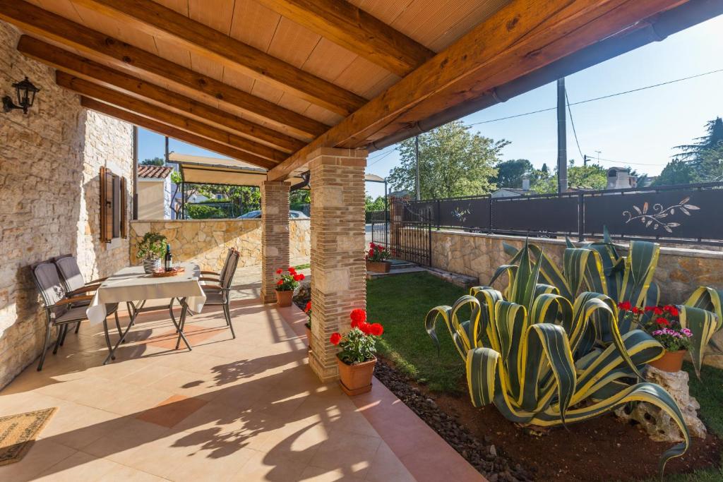 Balkon lub taras w obiekcie Apartments with a parking space Tar, Porec - 13245