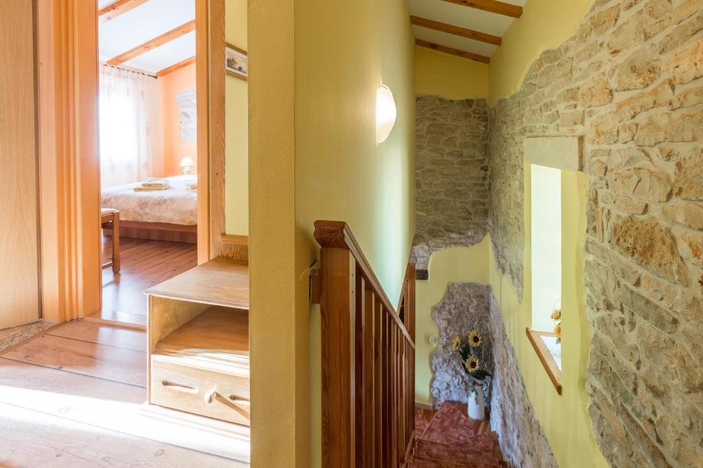 pies stoi w pokoju z kamienną ścianą w obiekcie Apartments with a parking space Tar, Porec - 13245 w mieście Tar