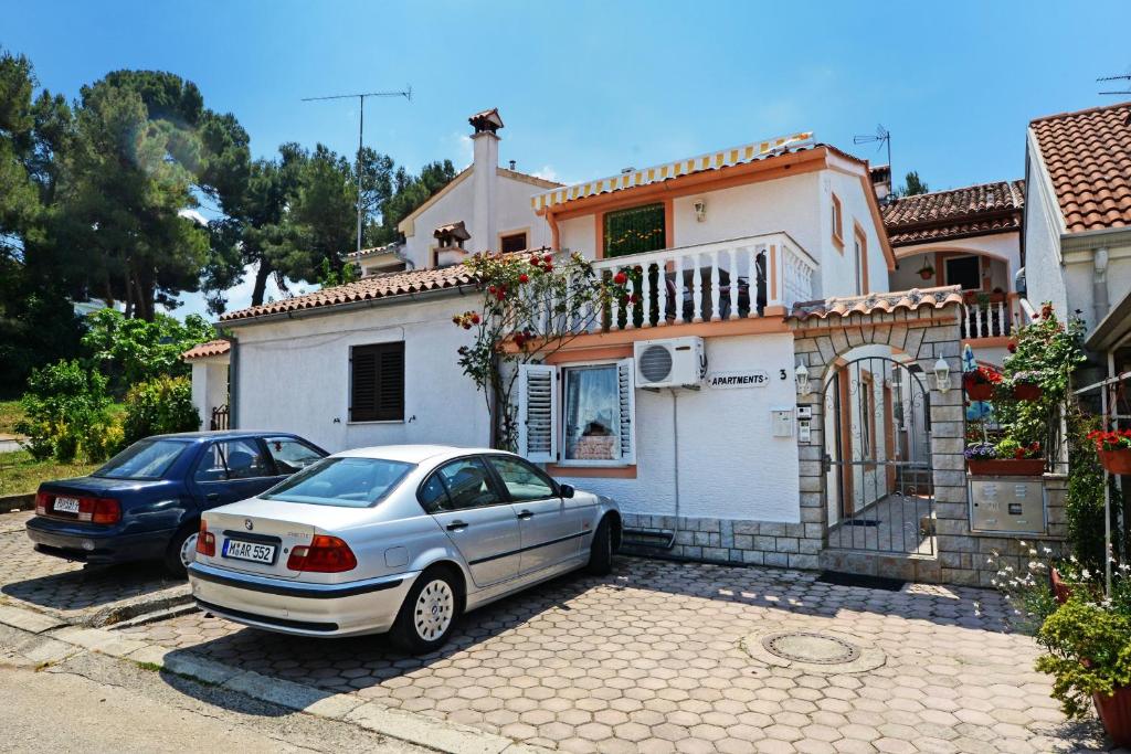 ein weißes Auto, das vor einem Haus parkt in der Unterkunft Apartments with parking space Porec - 13141 in Poreč