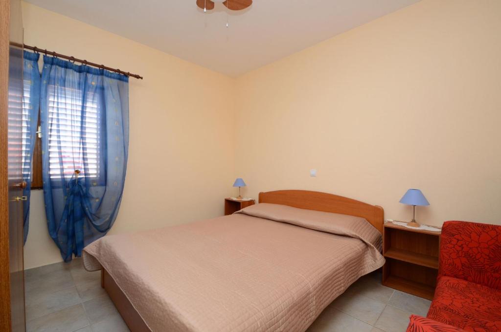 Postel nebo postele na pokoji v ubytování Apartments by the sea Karbuni, Korcula - 13217