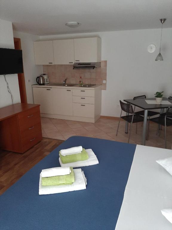 Apartments by the sea Cres - 13312 - Studio