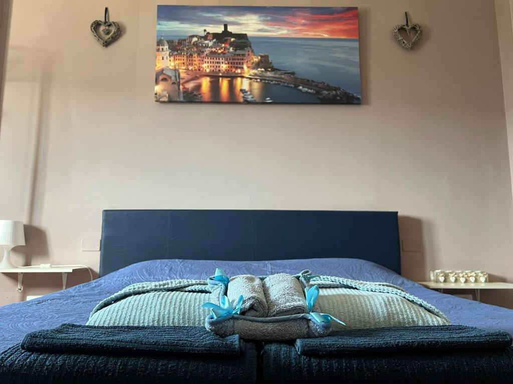 una camera con letto blu e una foto sul muro di B&B Piazza della Vittoria a Genova
