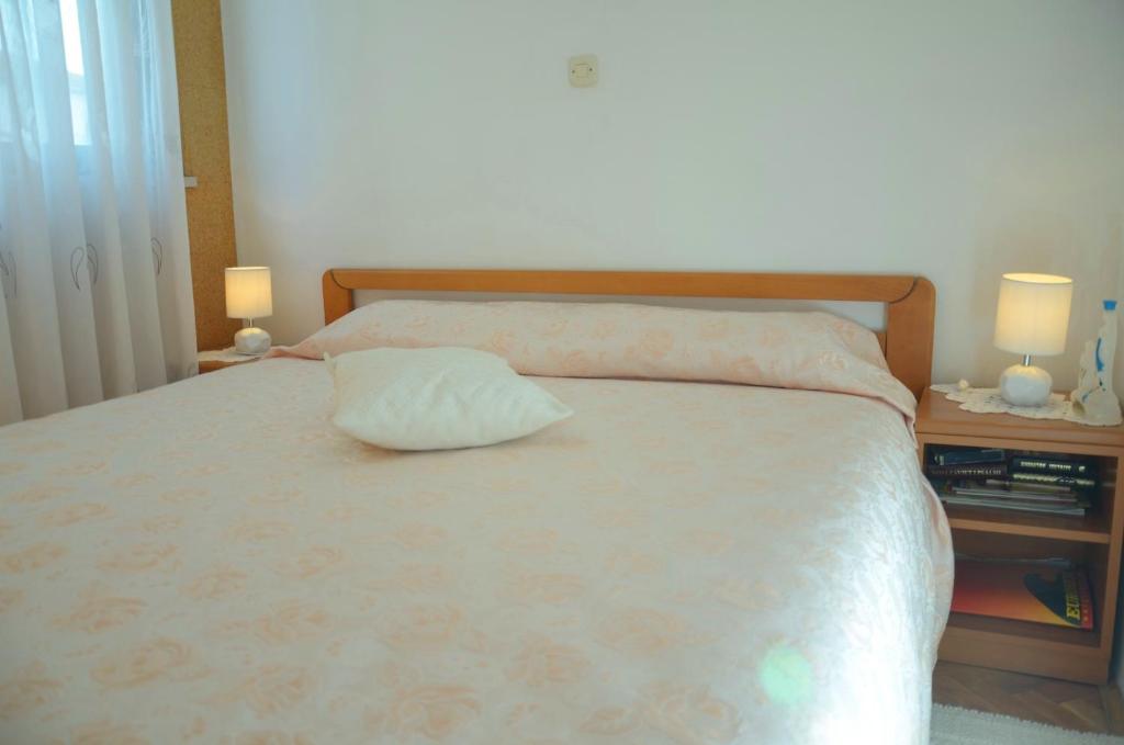 una camera da letto con un letto con un cuscino sopra di Apartments with a parking space Split - 13335 a Spalato (Split)