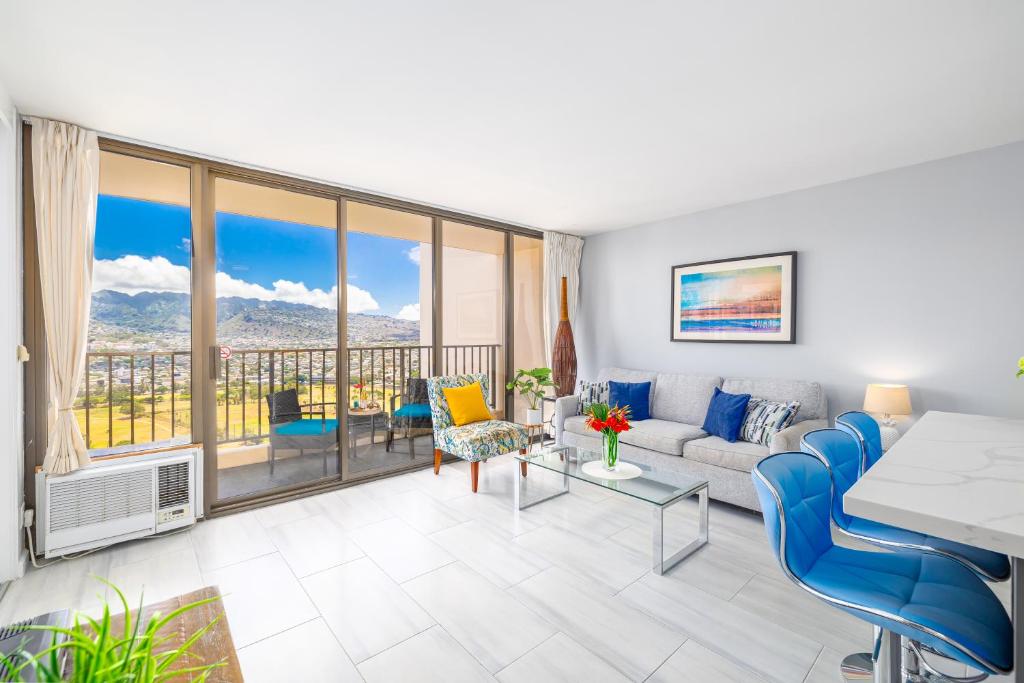 ホノルルにあるTropical Retreat Near Waikiki Beach with Parkingのソファとテーブルのあるリビングルーム