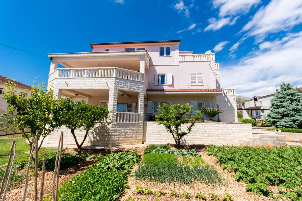 Apartments with parking space Trogir - 13378