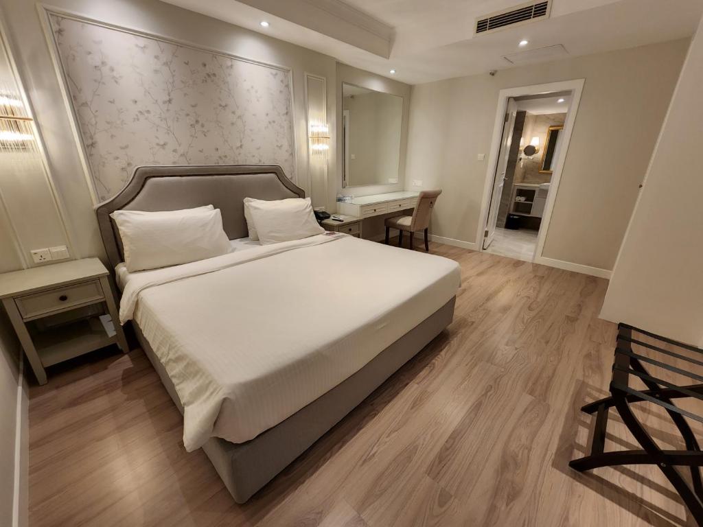 Postel nebo postele na pokoji v ubytování The Palace Hotel Kota Kinabalu