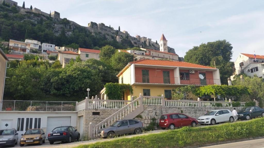un grupo de autos estacionados frente a una casa en Apartments with a parking space Klis, Split - 13435, en Klis
