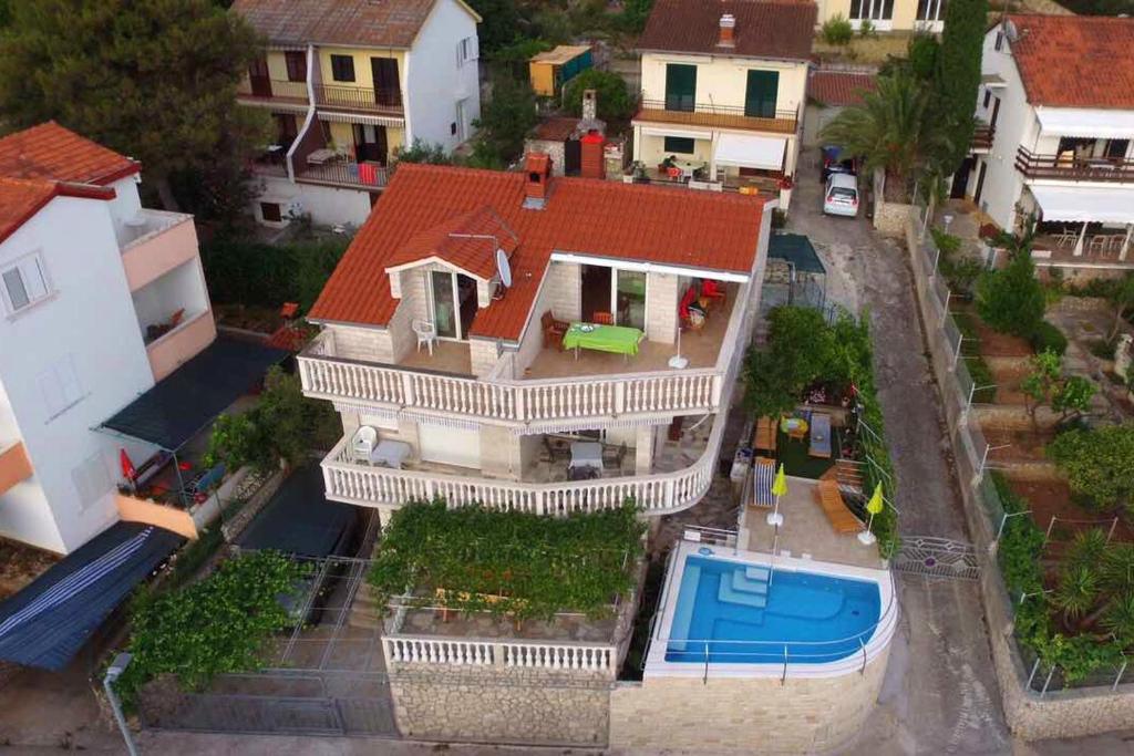widok z lotu ptaka na dom z basenem w obiekcie Seaside house with a swimming pool Okrug Donji, Ciovo - 13428 w mieście Okrug Donji