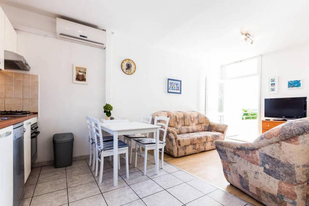 Fotografia z galérie ubytovania Apartments by the sea Petrcane, Zadar - 13490 v destinácii Petrcane