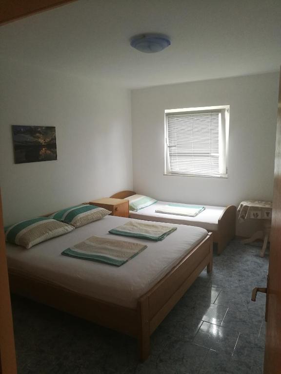 Posteľ alebo postele v izbe v ubytovaní Apartments with a parking space Nin, Zadar - 13594