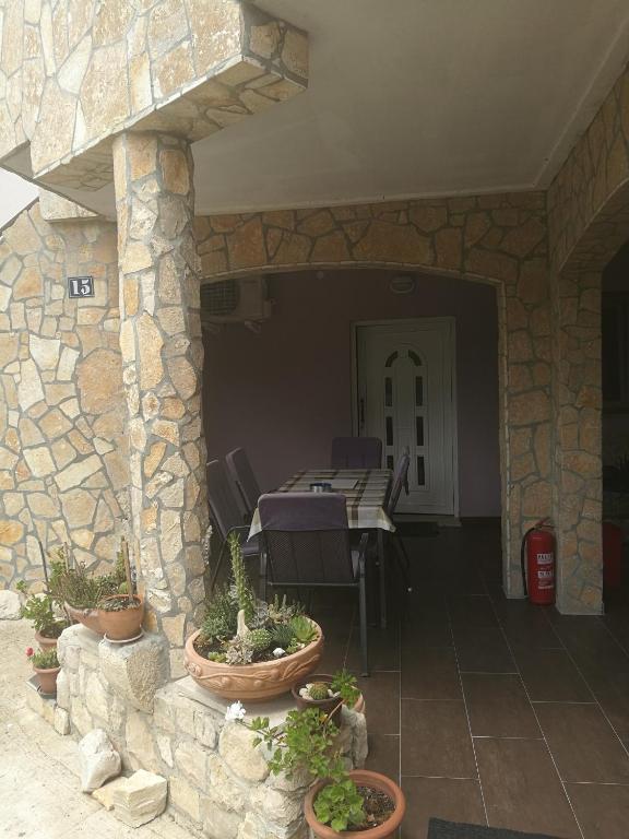 Patio alebo iná vonkajšia časť ubytovania Apartments with a parking space Nin, Zadar - 13594