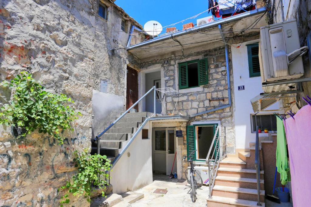 Une allée dans un ancien bâtiment avec des escaliers dans l'établissement Apartments with WiFi Split - 13659, à Split