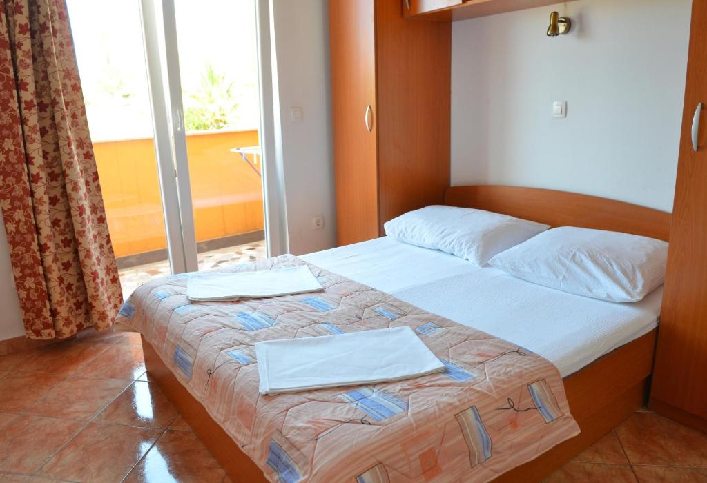 Apartments by the sea Gradac, Makarska - 13681 - One-Bedroom Apartment With Balcony And Sea View