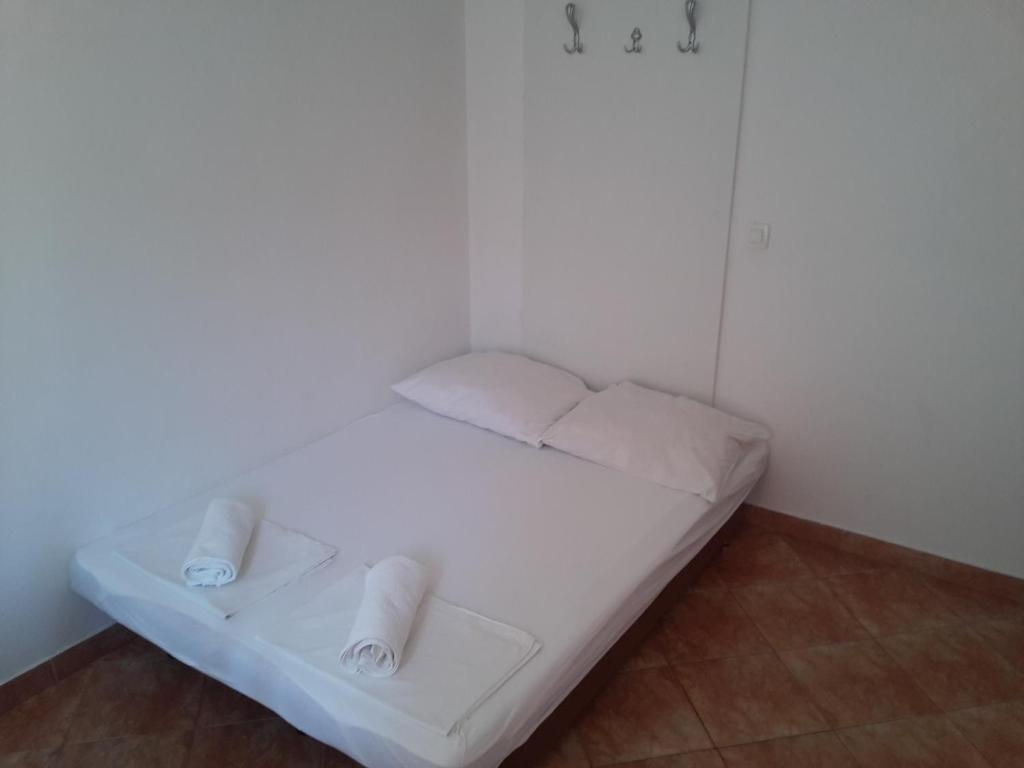 Apartments by the sea Gradac, Makarska - 13681 - One-Bedroom Apartment With Balcony And Sea View