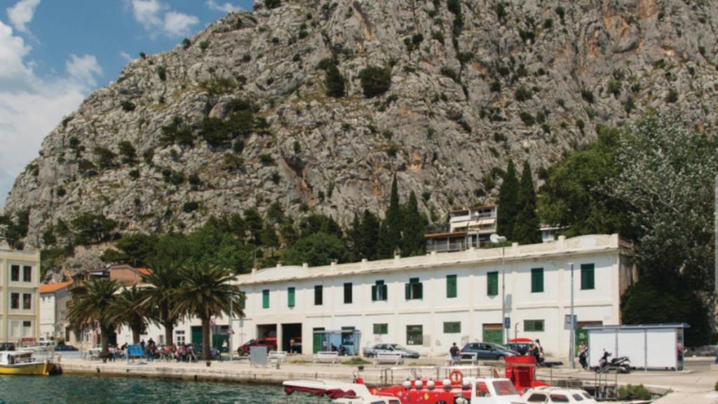 Fotografia z galérie ubytovania Apartments by the sea Omis - 13727 v Omise