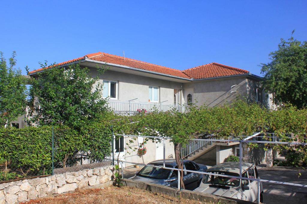 een huis met een auto ervoor geparkeerd bij Apartment Orebic 10082c in Orebić
