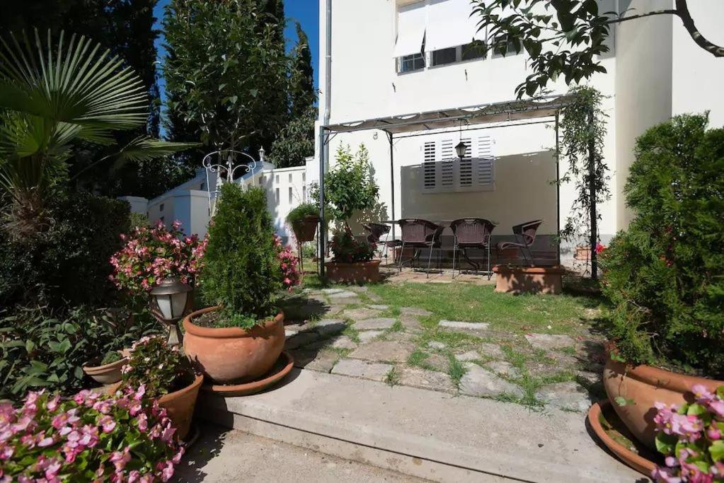 Vonkajšia záhrada v ubytovaní Apartments with a parking space Pula - 14565