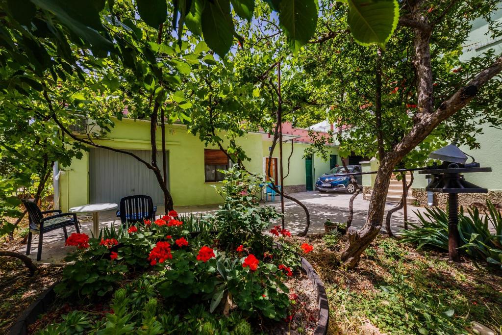 Zahrada ubytování Apartments by the sea Kastel Stari, Kastela - 14577