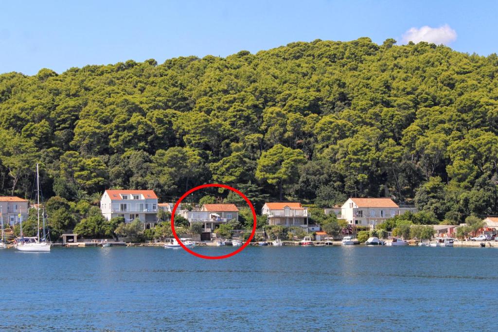 une maison au milieu d'une masse d'eau dans l'établissement Apartments by the sea Korcula - 14612, à Korčula